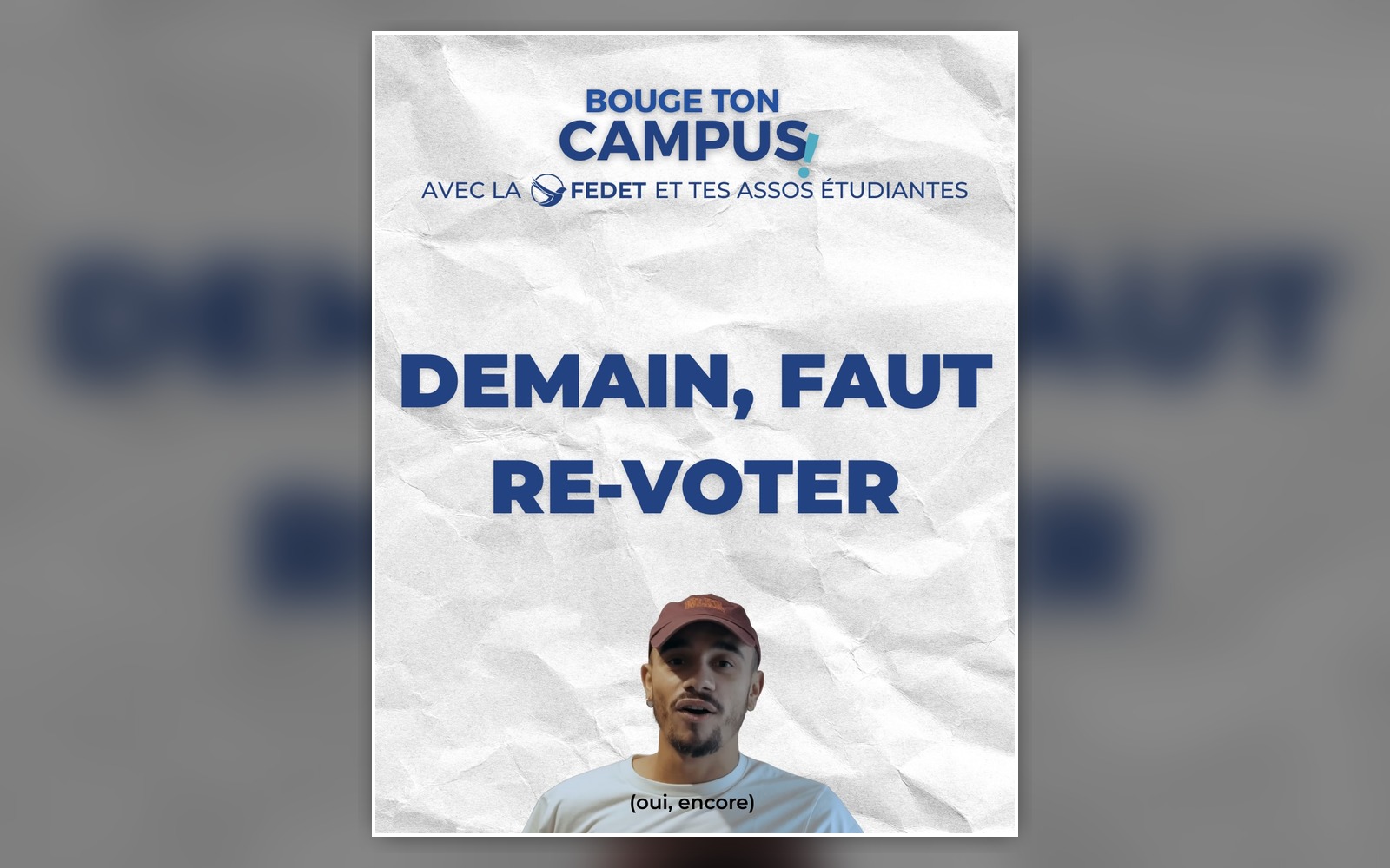 Affiche blanche et bleue Bouge ton Campus avec le message Demain, faut re-voter et le portrait d’un jeune homme.
