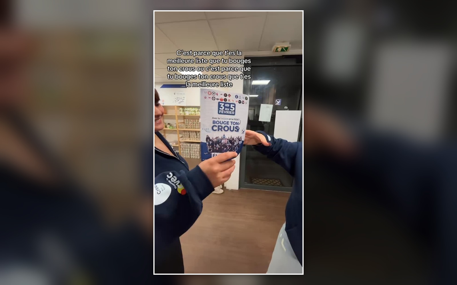 Capture d’une vidéo de campagne montrant une personne tenant un tract Bouge ton Crous dans les locaux de la FEDET.