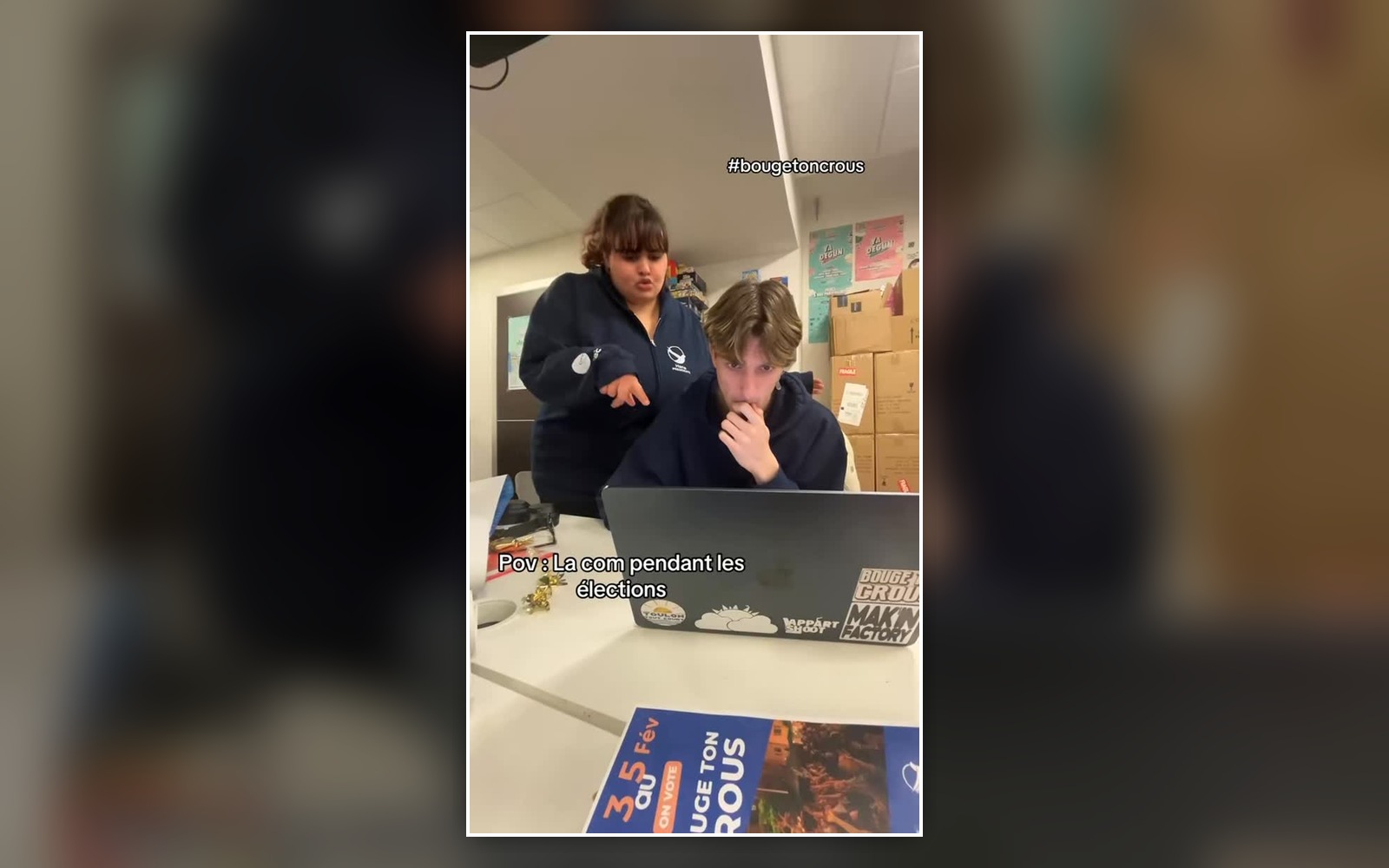 Capture d’une vidéo montrant deux membres de la FEDET devant un ordinateur pendant la préparation de la campagne.