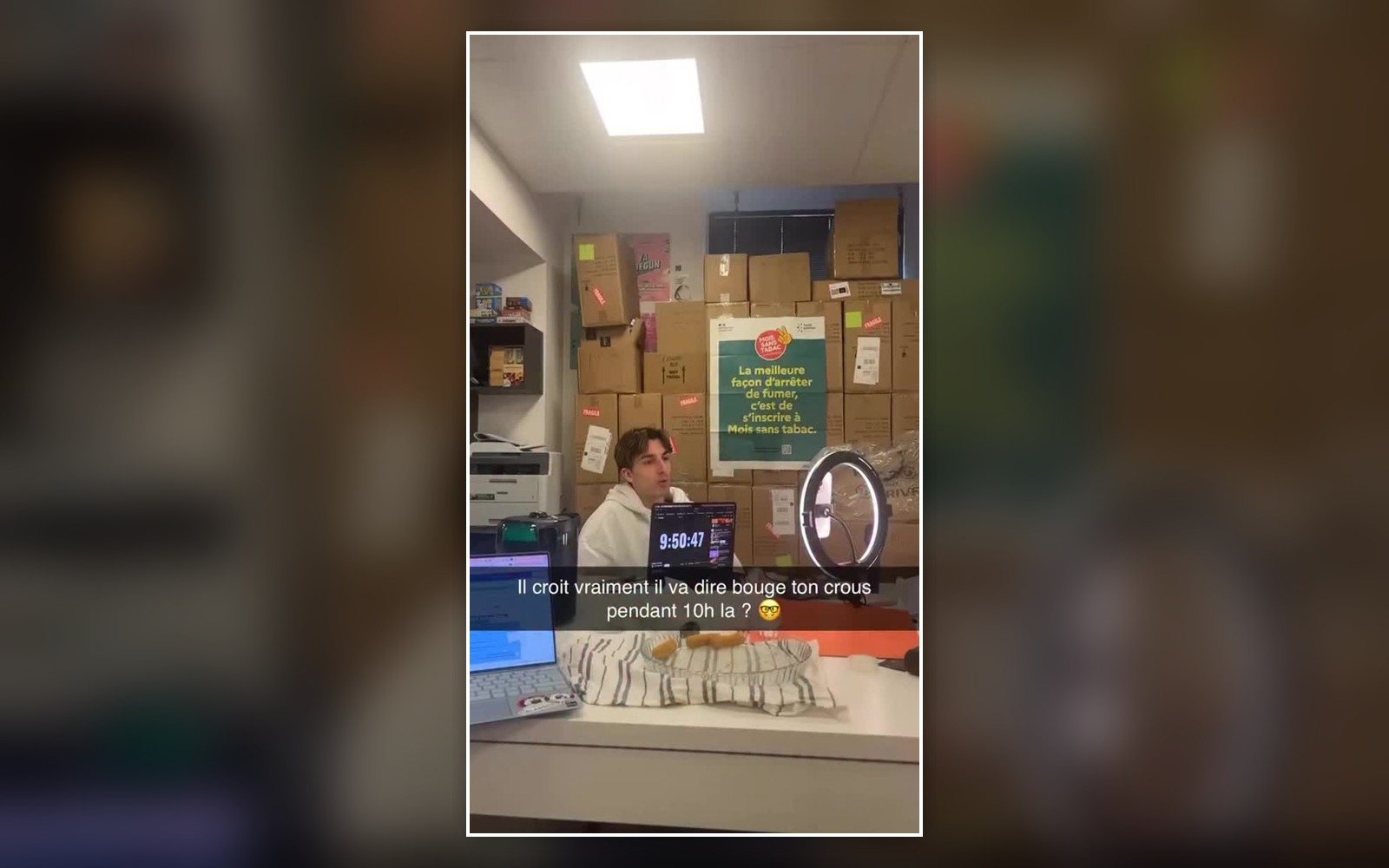 Capture d’une vidéo montrant un étudiant derrière un bureau de campagne, entouré d’affiches Bouge ton Crous.
