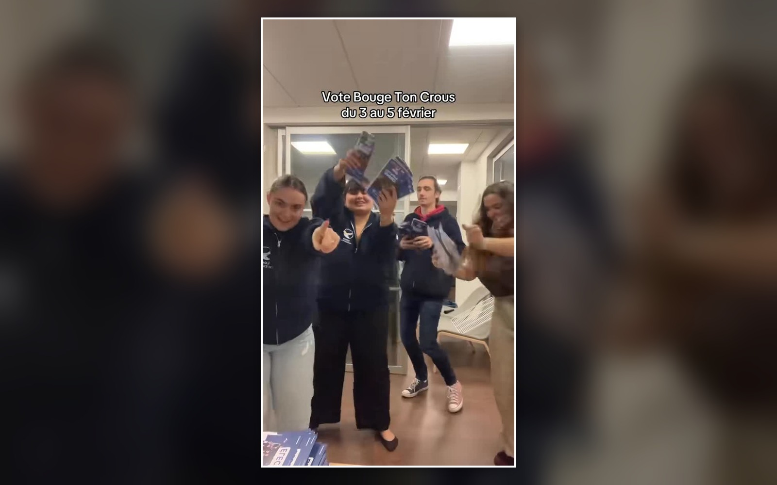 Capture d’une vidéo montrant plusieurs étudiantes et étudiants mobilisés avec des tracts Bouge ton Crous.