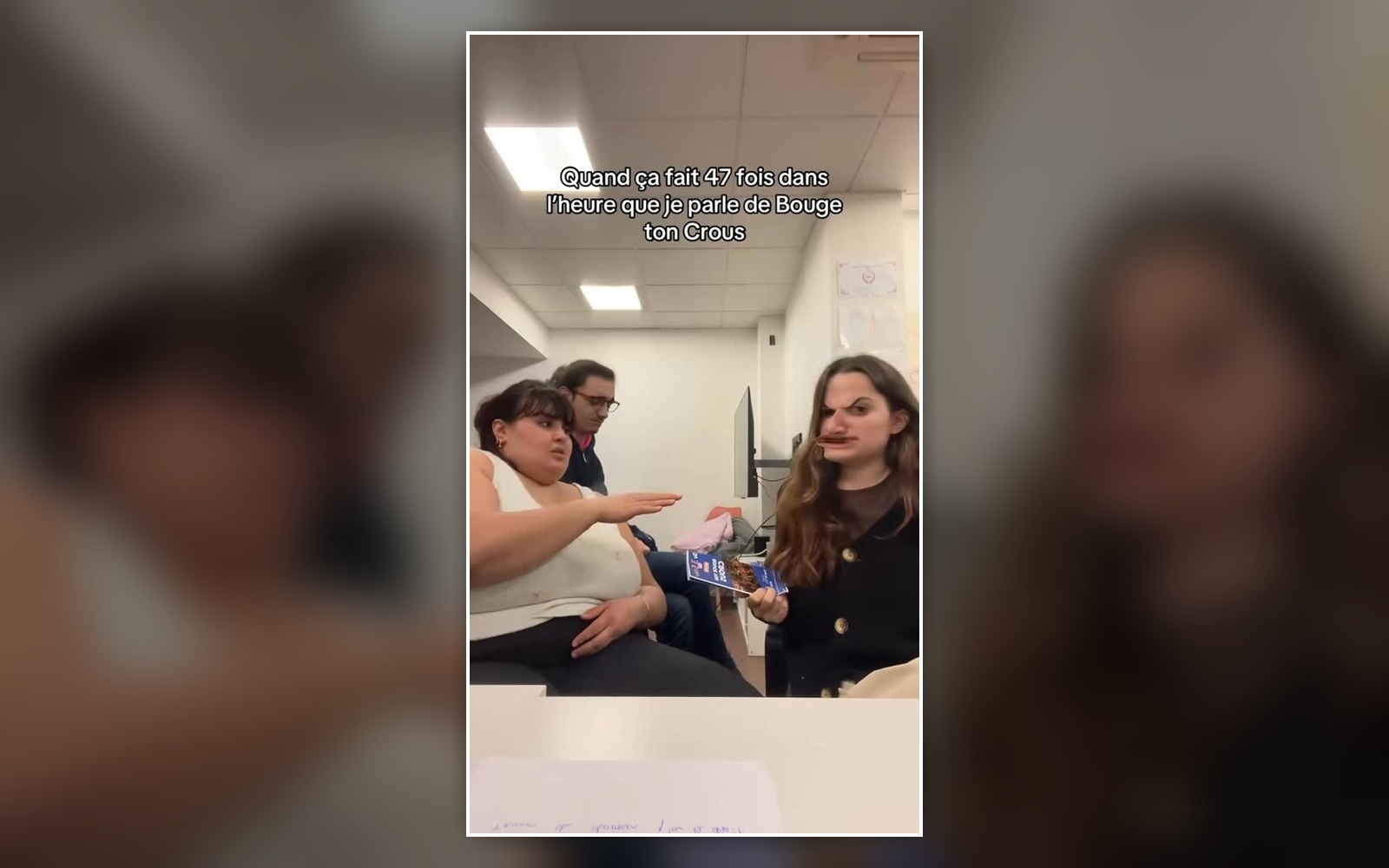 Capture d’une vidéo de campagne montrant plusieurs étudiantes en discussion dans les locaux de la FEDET.
