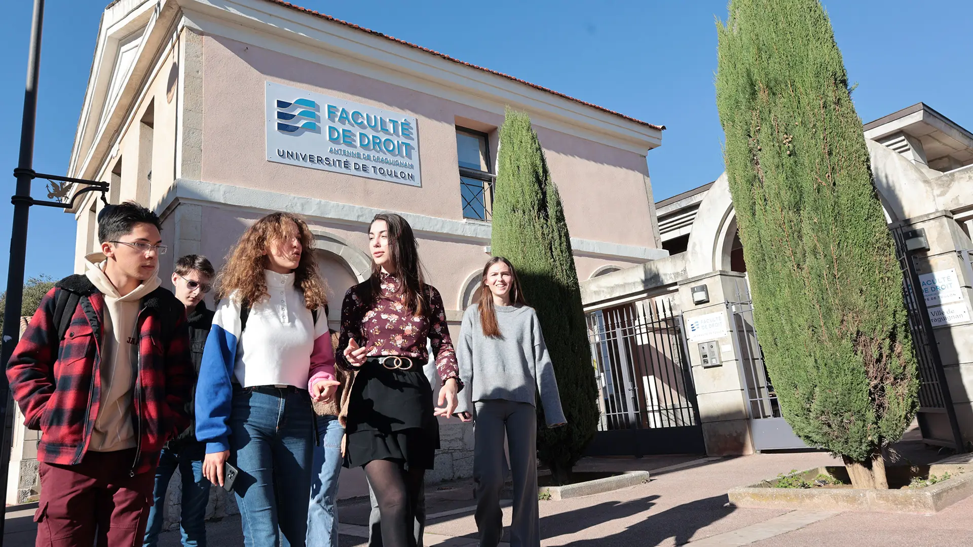 Étudiants sur un campus universitaire