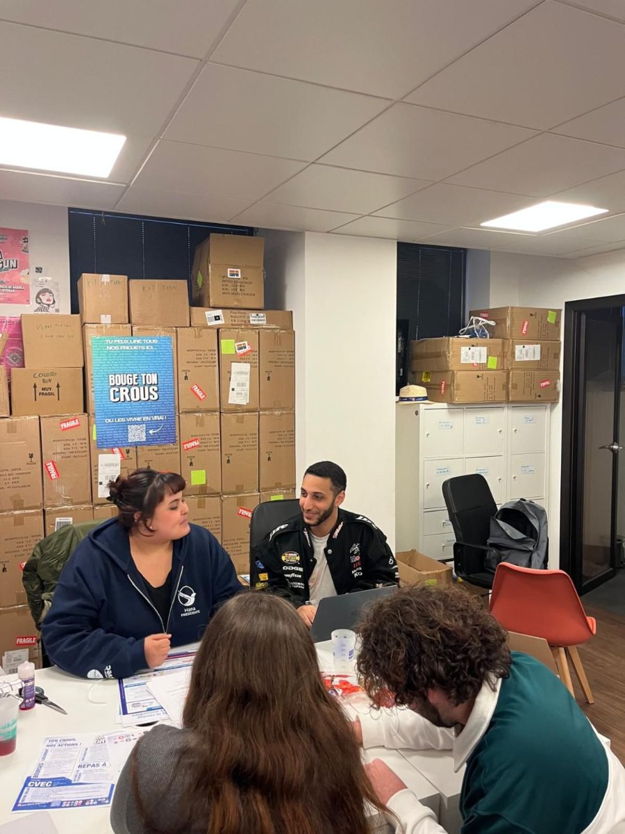 Étudiants qui travaillent ensemble